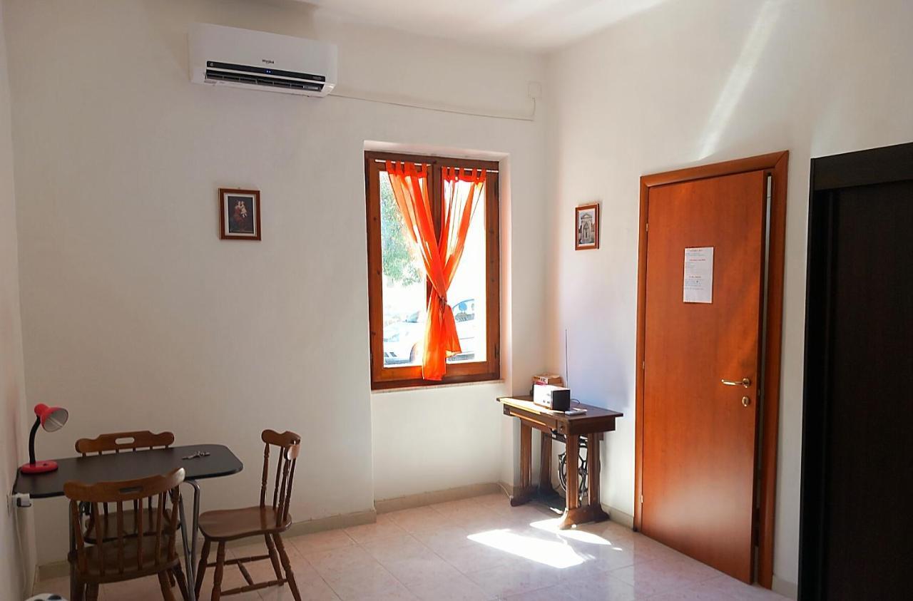 B&B Il Cortile Del Sole Olmedo Exterior photo